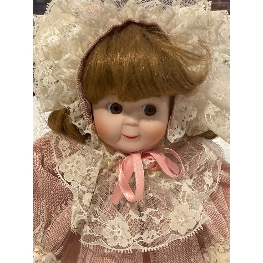 Vintage Mann 1989 Porcelain Doll Pink Lace Dress Bonnet Collectible Toy‎
